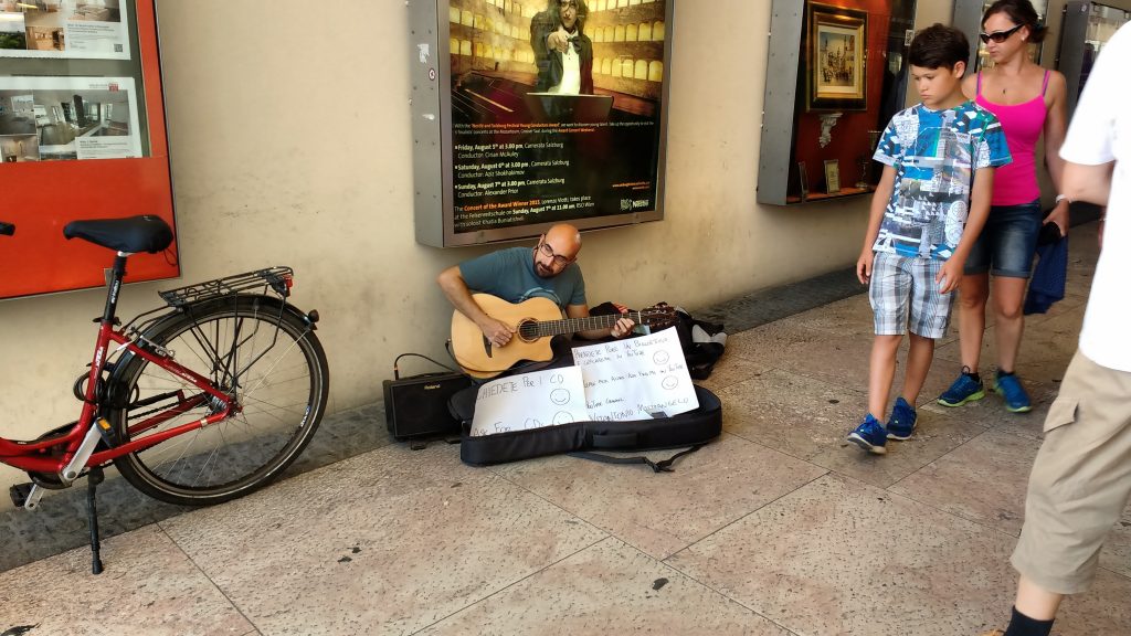 Vitantonio Mastrangelo, Street Performer, Street Musician, Buskers, Busking in Salzburg, Busking in Austria, Street Music, 