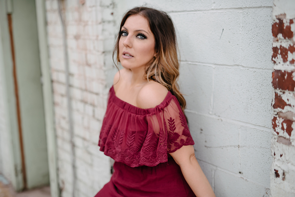 Nikki Shae, Favourite Hello, Country and Pop Singer, Music Review, Music Blog, New Music, 